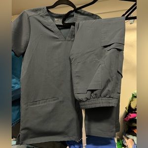 XS Dark Harbor Figs scrub set